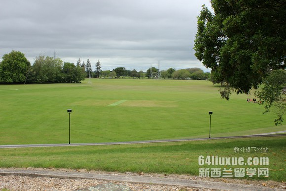 新西兰奥克兰大学生活费