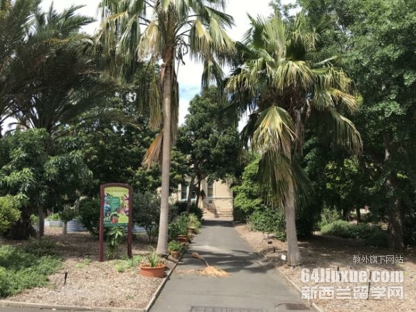 罗兰大学法学院怎么样