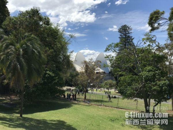 去加拿大读高中一年总费用多少钱