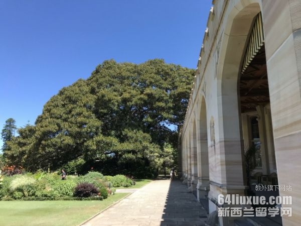 加拿大阿尔伯塔大学qs