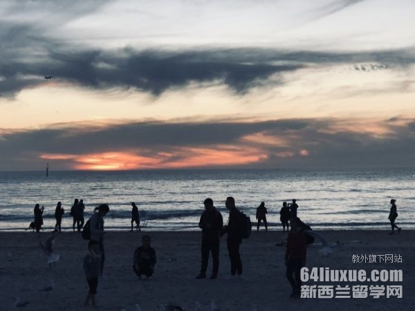 �Ĵ����Ǳ���ѧ��һ�����Ǯ