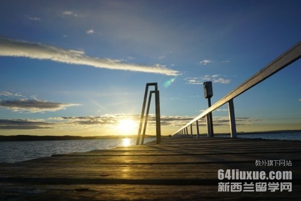 澳大利亚本科的学费